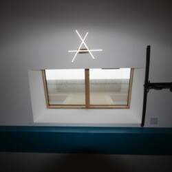 La fenêtre de toit dans l'extension