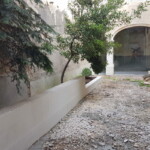 La cour avec les châssis posés