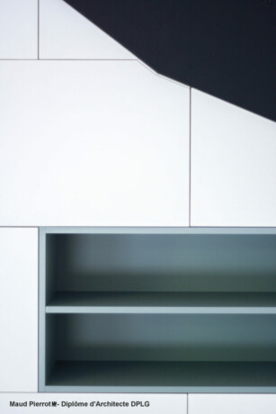 Aménagement et décoration d'une maison détail du meuble sur mesure sous escalier Aménagement et décoration d'une maison détail du meuble sur mesure sous escalier