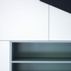 Aménagement et décoration d'une maison détail du meuble sur mesure sous escalier Aménagement et décoration d'une maison détail du meuble sur mesure sous escalier