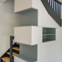 Aménagement et décoration d'une maison meuble sur mesure sous escalier avec escalier repeint Aménagement et décoration d'une maison meuble sur mesure sous escalier avec escalier repeint