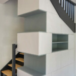 Aménagement et décoration d'une maison meuble sur mesure sous escalier avec escalier repeint Aménagement et décoration d'une maison meuble sur mesure sous escalier avec escalier repeint