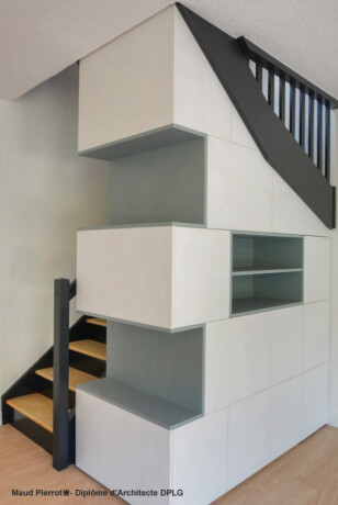 Aménagement et décoration d'une maison meuble sur mesure sous escalier avec escalier repeint Aménagement et décoration d'une maison meuble sur mesure sous escalier avec escalier repeint