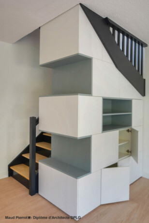 Aménagement et décoration d'une maison meuble sur mesure sous escalier portes fermées Aménagement et décoration d'une maison meuble sur mesure sous escalier portes fermées