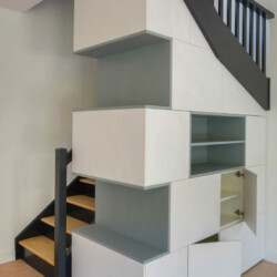Aménagement et décoration d'une maison meuble sur mesure sous escalier portes fermées Aménagement et décoration d'une maison meuble sur mesure sous escalier portes fermées