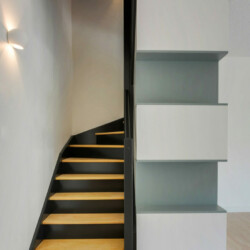 Aménagement et décoration d'une maison meuble sur mesure sous escalier Aménagement et décoration d'une maison meuble sur mesure sous escalier