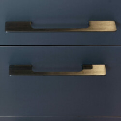 cuisine noir et bois - detail poignées cuisine noir et bois - detail poignées