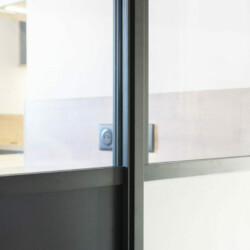 cuisine noir et bois - detail verriere cuisine noir et bois - detail verriere