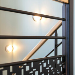 detail garde corps escalier bois et metal et luminaire applique or et noir sur meu bleu gris detail garde corps escalier bois et metal et luminaire applique or et noir sur meu bleu gris