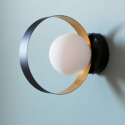 detail luminaire applique noir et or sur mur bleu gris detail luminaire applique noir et or sur mur bleu gris