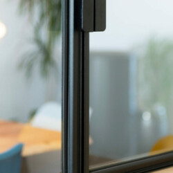 detail luminaire applique noir et or sur mur bleu gris detail luminaire applique noir et or sur mur bleu gris