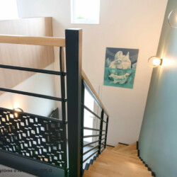 entree avec escalier metal et bois sur mesure miroir et console entree avec escalier metal et bois sur mesure miroir et console
