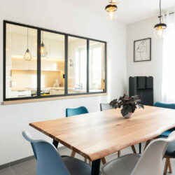 salle a manger avec verriere et cuisine blanche et bois et leur suspensions salle a manger avec verriere et cuisine blanche et bois et leur suspensions
