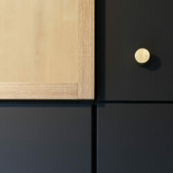 detail meuble entre bouton stereo laiton detail meuble entre bouton stereo laiton