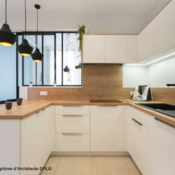 cuisine blanche et bois depuis le couloir cuisine blanche et bois depuis le couloir