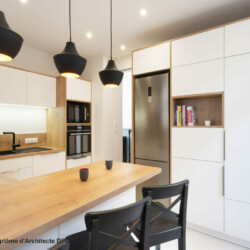 cuisine blanche et bois depuis salle a manger avec ses suspensions noir et doré cuisine blanche et bois depuis salle a manger avec ses suspensions noir et doré