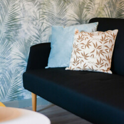 detail tapisserie et canape decoration appartement meuble detail tapisserie et canape decoration appartement meuble