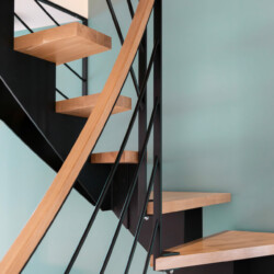 detail escalier sur mesure limon et garde corps metal main courante et marches bois massif