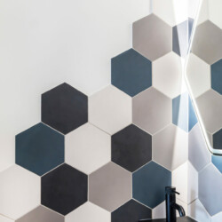 detail faience hexagonale en cascade dans wc lave main et miroir detail faience hexagonale en cascade dans wc lave main et miroir