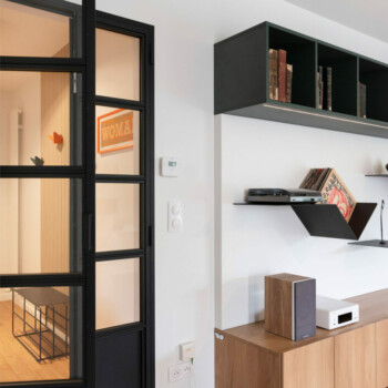 vers entree avec porte en acier laque et detail bibliotheque vers entree avec porte en acier laque et detail bibliotheque